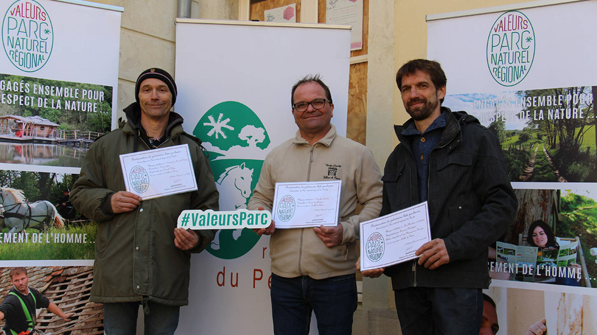 De gauche à droite : Franck Pelay, Nicolas Courtin et François Chantepie sont les 3 premiers artisans tailleurs de pierre à bénéficier de la marque Valeurs Parc dans le Perche (© PNRP).
