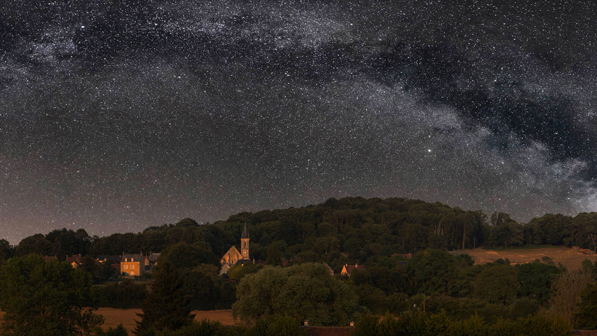 Le Perche présente encore un ciel nocturne de qualité, c'est pourquoi il est important de le préserver : pour la biodiversité, pour notre santé, mais aussi pour la beauté du ciel étoilé (© O. Leveau).