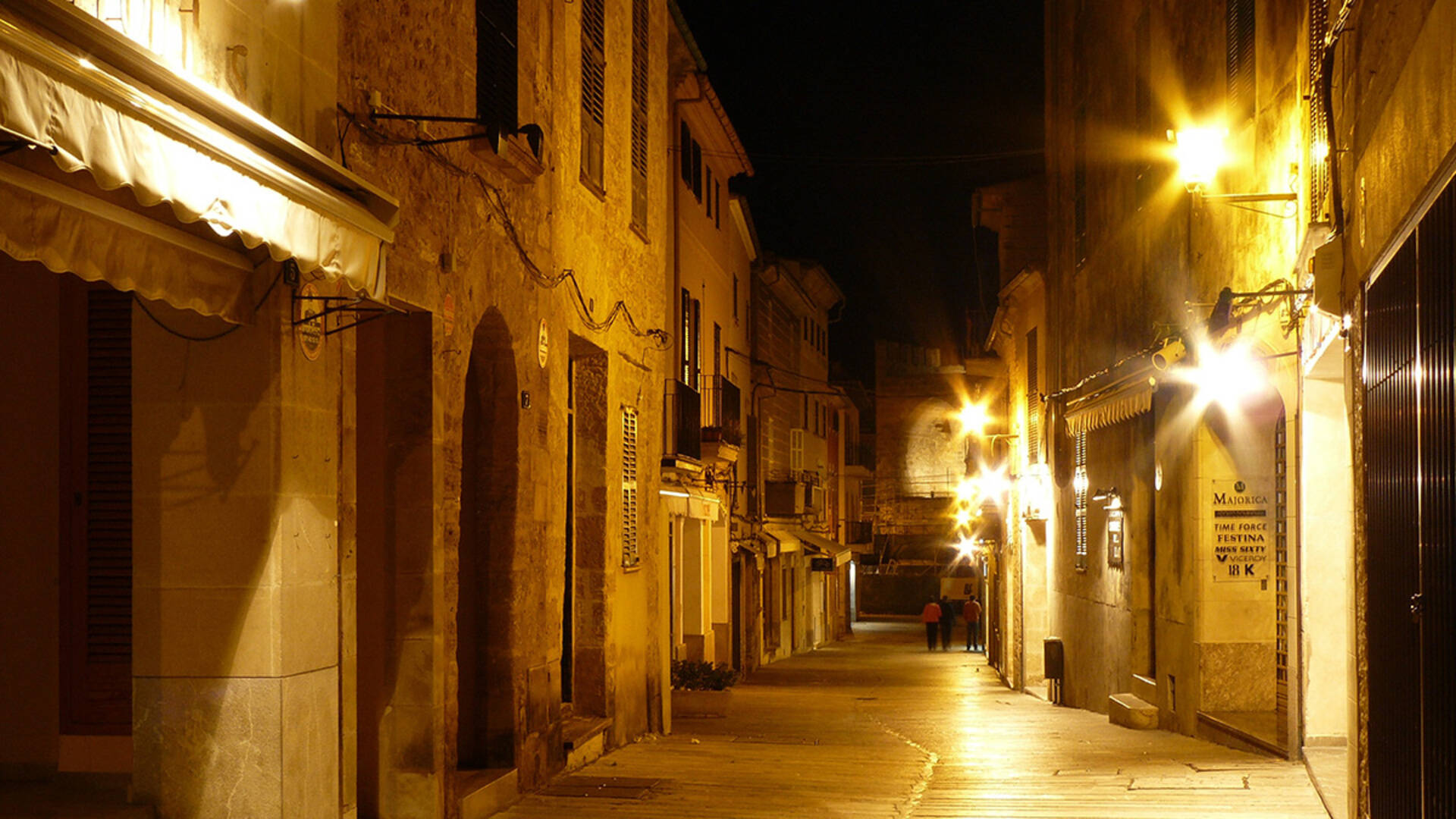 En centre-bourg, la pollution lumineuse est plus importante car la proximité des bâtiments fait réfléchir la lumière et augmente sa diffusion.