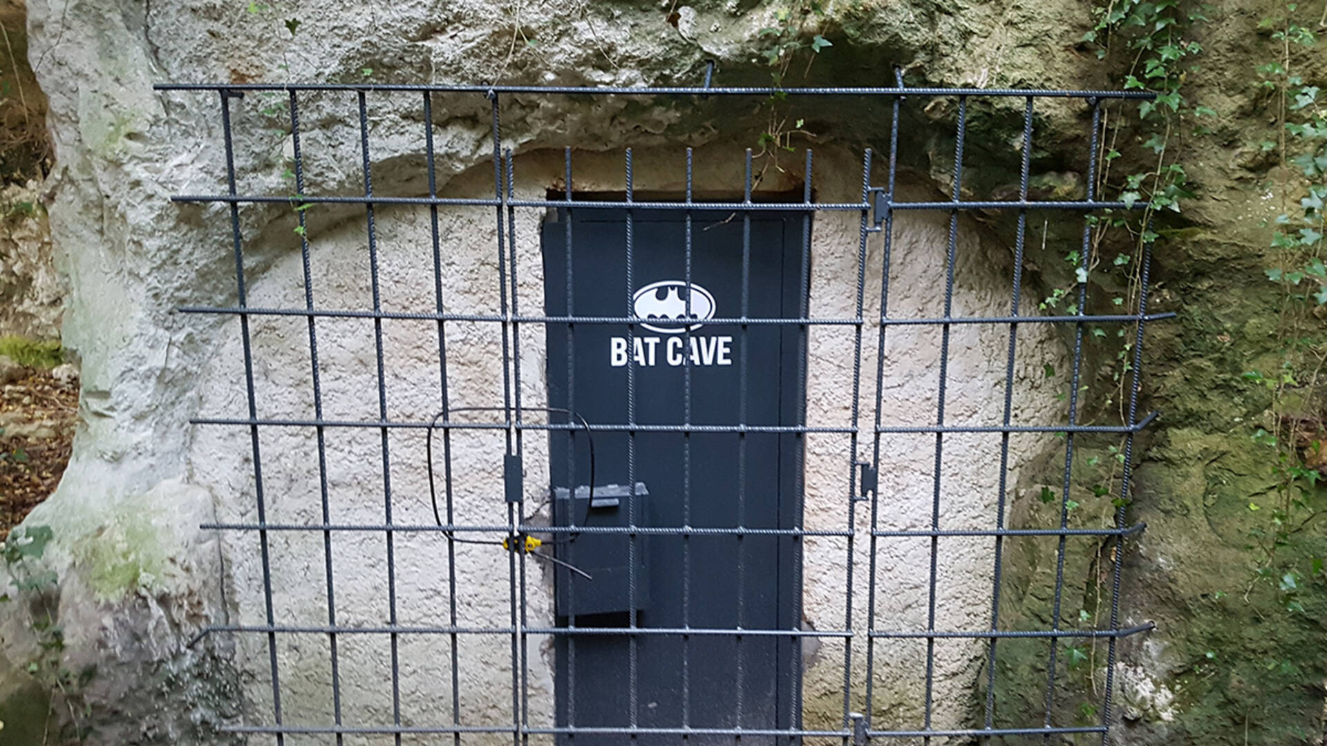 D'autres travaux ont été entrepris par le passé, notamment la création d'une porte pour ne pas déranger les chauves-souris (© PNRP).
