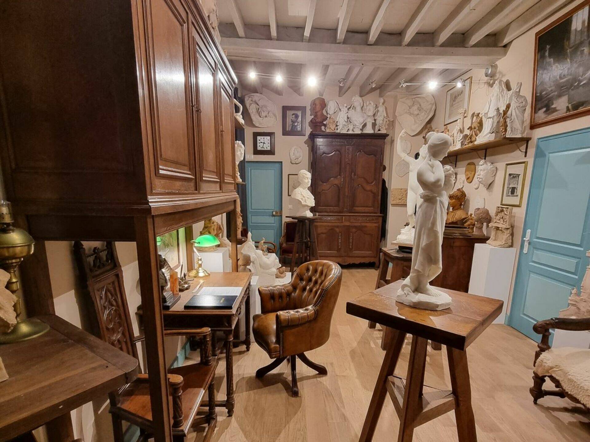 Une centaine d'œuvres du sculpteur sont exposées dans la maison (© D. Bacchi).