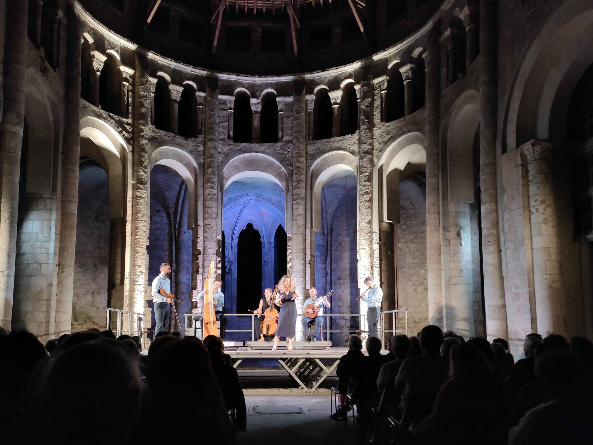 L’Escadron Volant de la Reine a décidé de retenter l’aventure, de Thiron-Gardais à Rémalard en passant par Nogent-le-Rotrou, pour présenter la 2ème édition de son festival les SuPercheries en 2023. Une programmation variée, entre musique baroque et musique du monde, musique vocale et instrumentale a été proposée pour faire découvrir la musique ancienne.