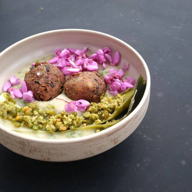Crème de haricots blancs, boulettes de lentilles et poireaux vinaigrette à la poudre de pois cassés de Paul Michel